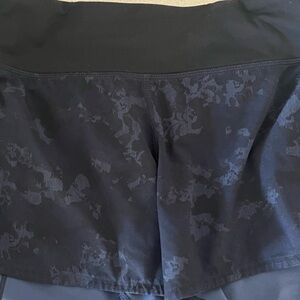 Women’s Lululemon size 6 Speed Up short, navy camo rare print